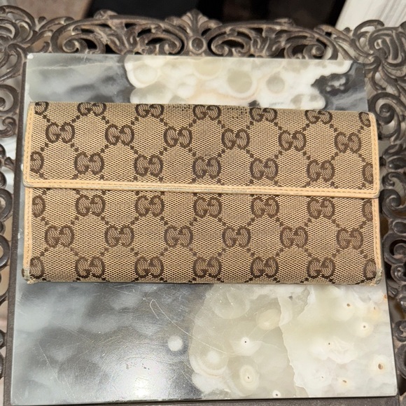 Gucci Beige Monogram Wallet - Picture 15 of 17